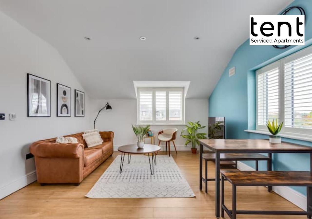 Stylish 1 Bed Apt , Central , Pkg, Perfect For Long Stays エガム エクステリア 写真
