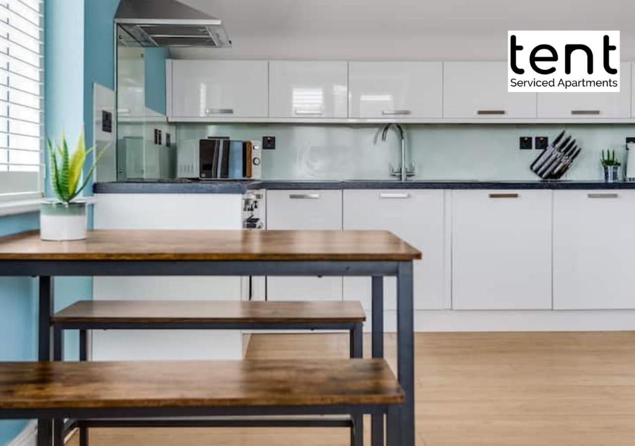 Stylish 1 Bed Apt , Central , Pkg, Perfect For Long Stays エガム エクステリア 写真