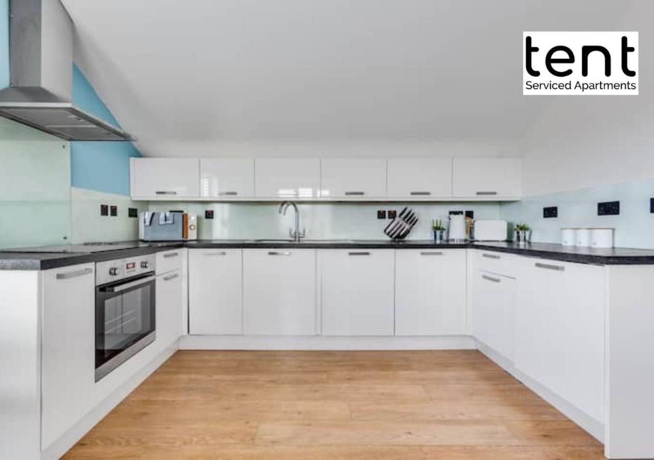 Stylish 1 Bed Apt , Central , Pkg, Perfect For Long Stays エガム エクステリア 写真