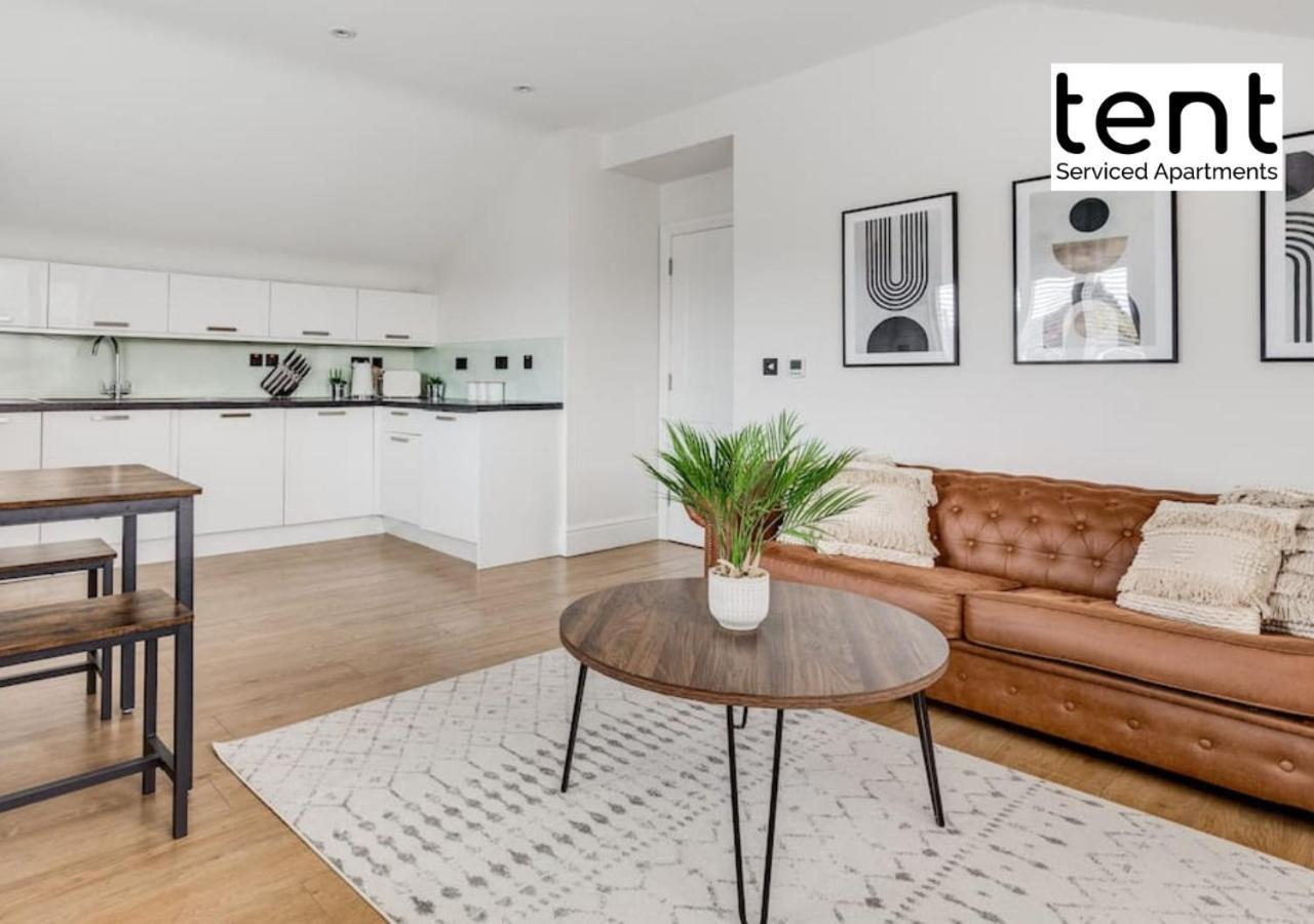 Stylish 1 Bed Apt , Central , Pkg, Perfect For Long Stays エガム エクステリア 写真