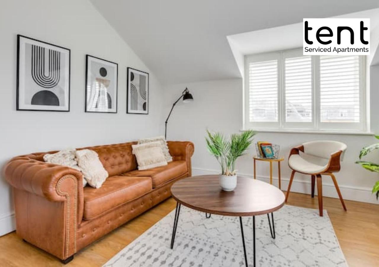Stylish 1 Bed Apt , Central , Pkg, Perfect For Long Stays エガム エクステリア 写真