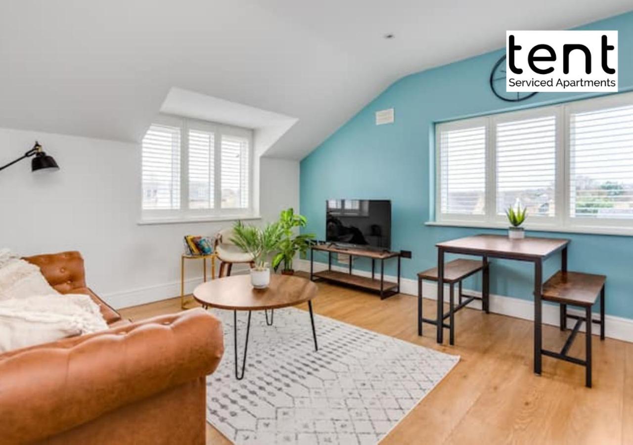 Stylish 1 Bed Apt , Central , Pkg, Perfect For Long Stays エガム エクステリア 写真