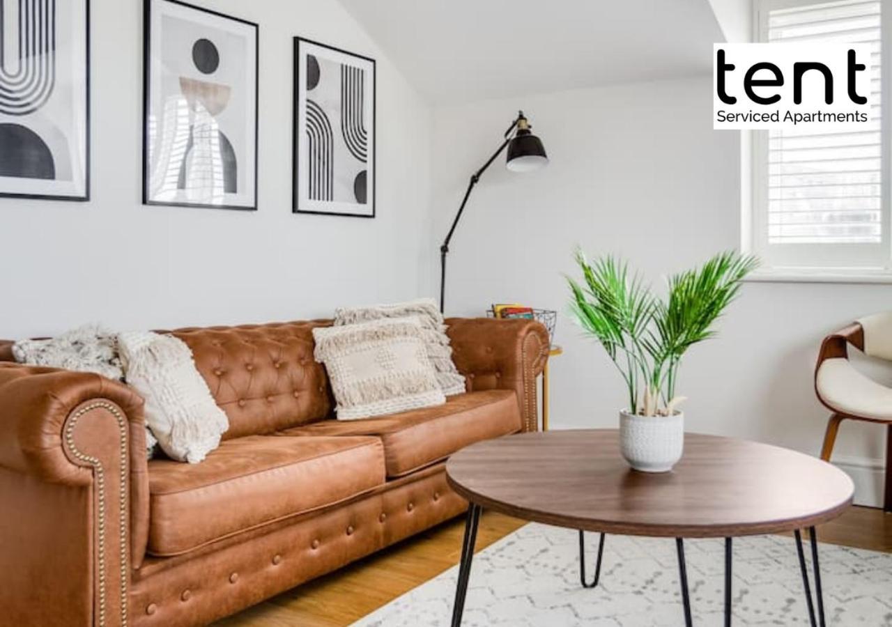 Stylish 1 Bed Apt , Central , Pkg, Perfect For Long Stays エガム エクステリア 写真
