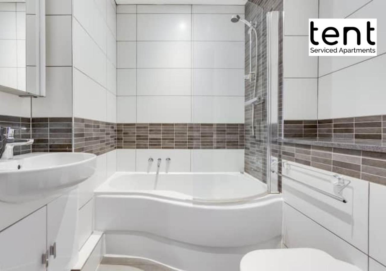 Stylish 1 Bed Apt , Central , Pkg, Perfect For Long Stays エガム エクステリア 写真