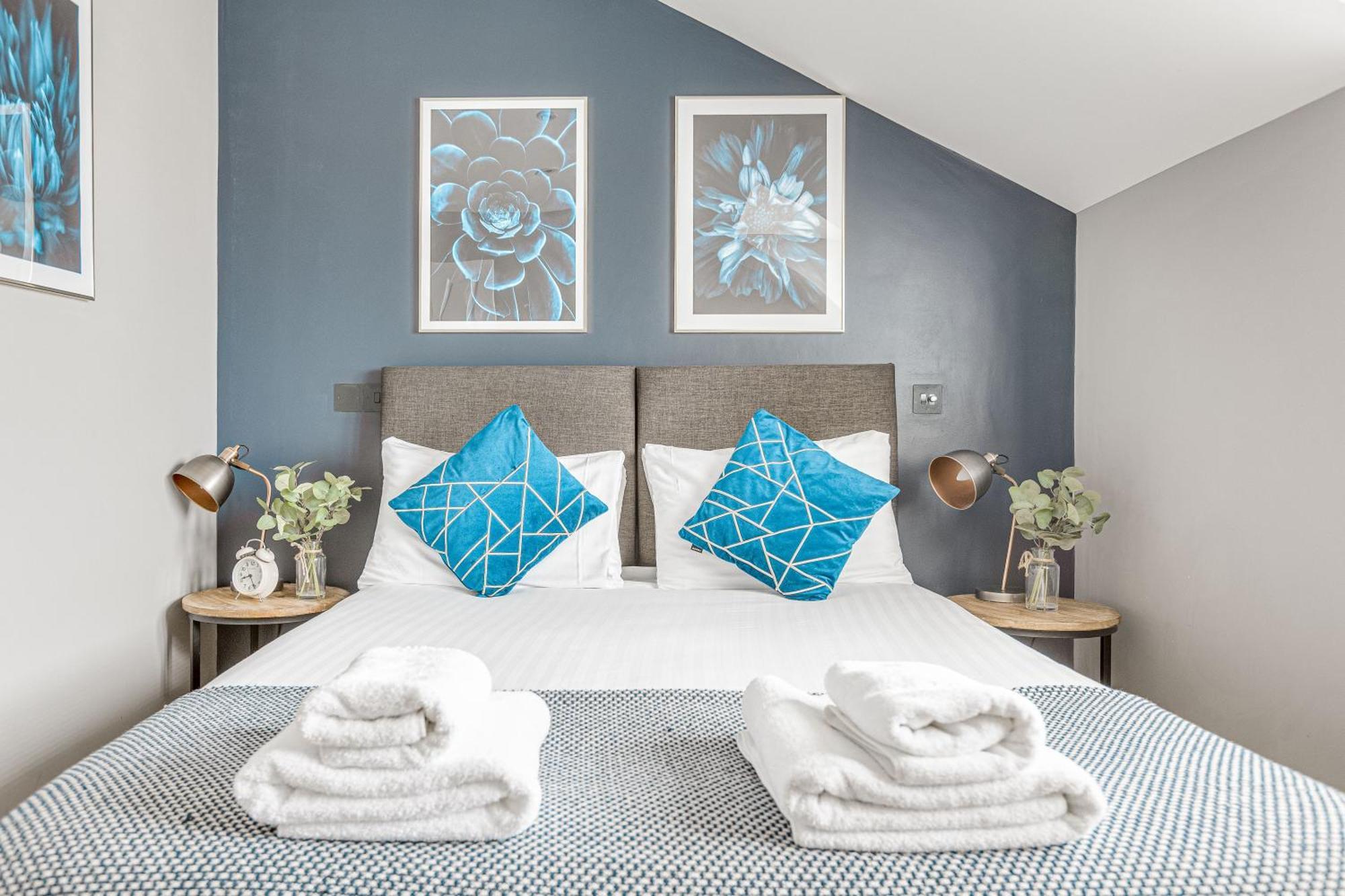 Stylish 1 Bed Apt , Central , Pkg, Perfect For Long Stays エガム エクステリア 写真